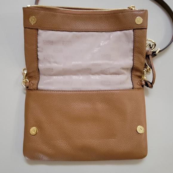 Michael kors crossbody with gold hardware and adjustable strap - Picture 3 of 4